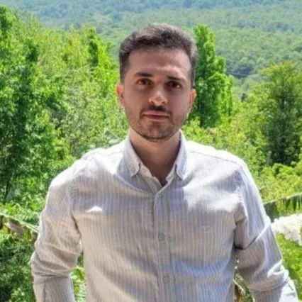 امین آموزگار